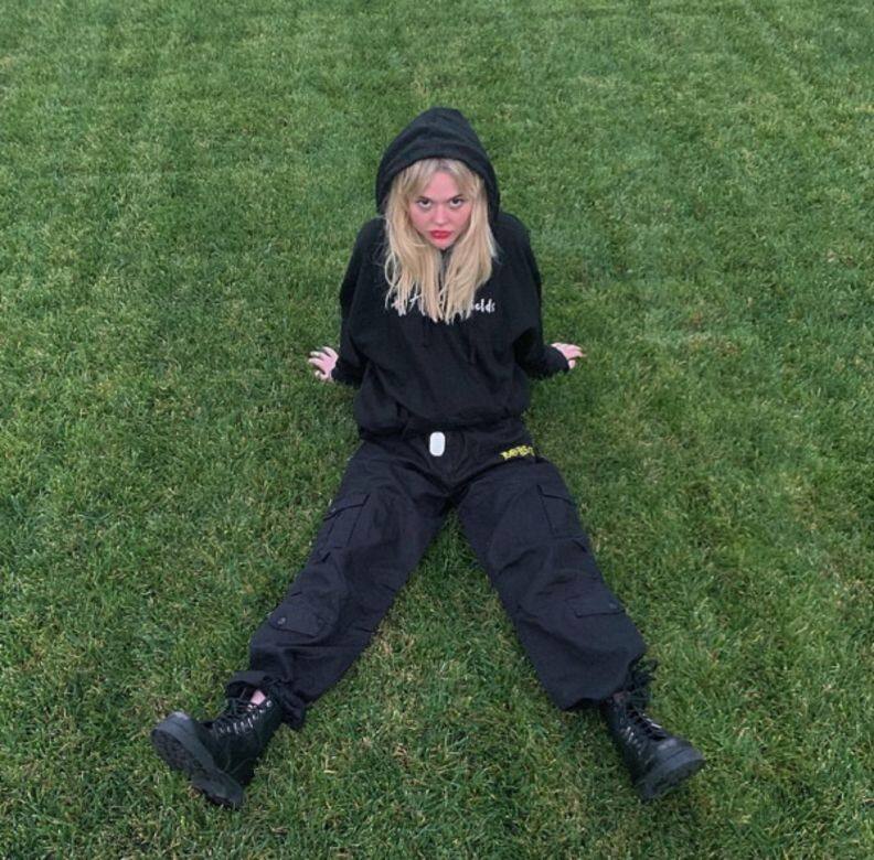 穿私服的Emily Alyn Lind是典型的美國少艾穿搭,闊褲、連帽衛衣與高筒綁帶鞋,穿 穿私服的Emily Alyn Lind是典型的美國少艾穿搭,闊褲、連帽衛衣與高筒綁帶鞋,穿