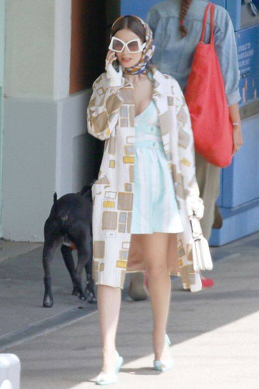 Lily Collins 穿著薄荷色連衣裙、棕褐色方形印花外套和配套圍巾、白色復古太陽 Lily Collins 穿著薄荷色連衣裙、棕褐色方形印花外套和配套圍巾、白色復古太陽