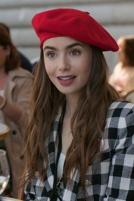 Lily Collins的帽子戲法:大愛畫家帽 Lily Collins的帽子戲法:大愛畫家帽