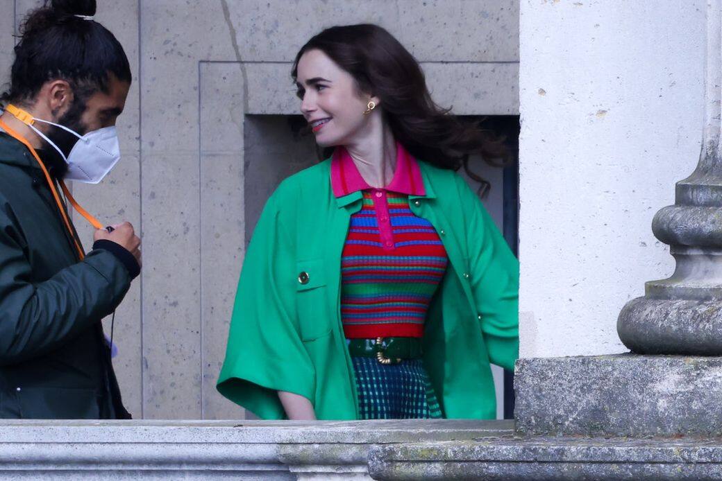 早前在其他拍攝時,Emily的造型也有曝光,例如這次在羅浮宮的拍攝,Lily Collins 就 早前在其他拍攝時,Emily的造型也有曝光,例如這次在羅浮宮的拍攝,Lily Collins 就