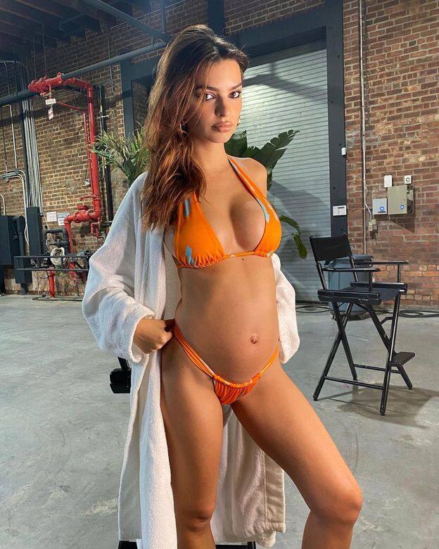 懷孕五個月的Emily Ratajkowski依然十分努力工作,為自家品牌當模特兒, 懷孕五個月的Emily Ratajkowski依然十分努力工作,為自家品牌當模特兒,