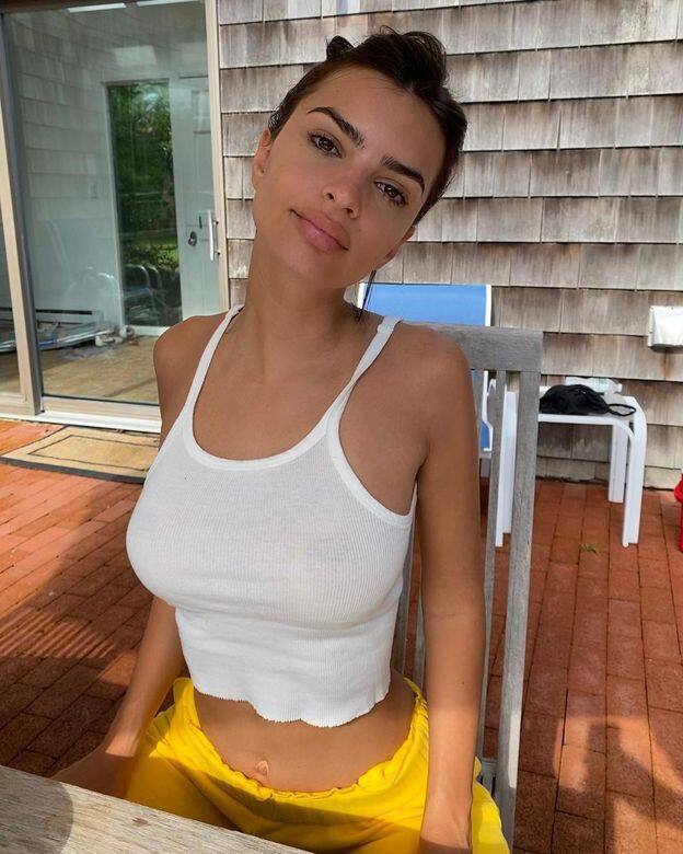 Emily Ratajkowski穿上短款白色背心搭配黃色運動褲,完全看不出當時已經懷孕三個 Emily Ratajkowski穿上短款白色背心搭配黃色運動褲,完全看不出當時已經懷孕三個