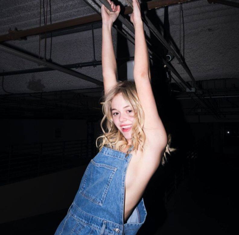 更甚的是Emily Alyn Lind會真空穿牛仔工人褲,但精靈系臉蛋所演繹出來的是率 更甚的是Emily Alyn Lind會真空穿牛仔工人褲,但精靈系臉蛋所演繹出來的是率