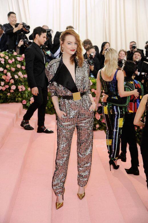 2019年的Met Gala,Emma Stone以讓人眼前一亮的造型現身。她穿上了超閃銀色大deep V 2019年的Met Gala,Emma Stone以讓人眼前一亮的造型現身。她穿上了超閃銀色大deep V