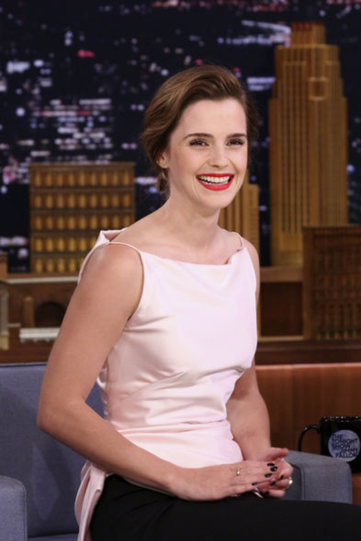淺粉紅色復古風上衣配黑色長褲的簡潔打扮,顯出Emma Watson的優雅迷人一面。 淺粉紅色復古風上衣配黑色長褲的簡潔打扮,顯出Emma Watson的優雅迷人一面。