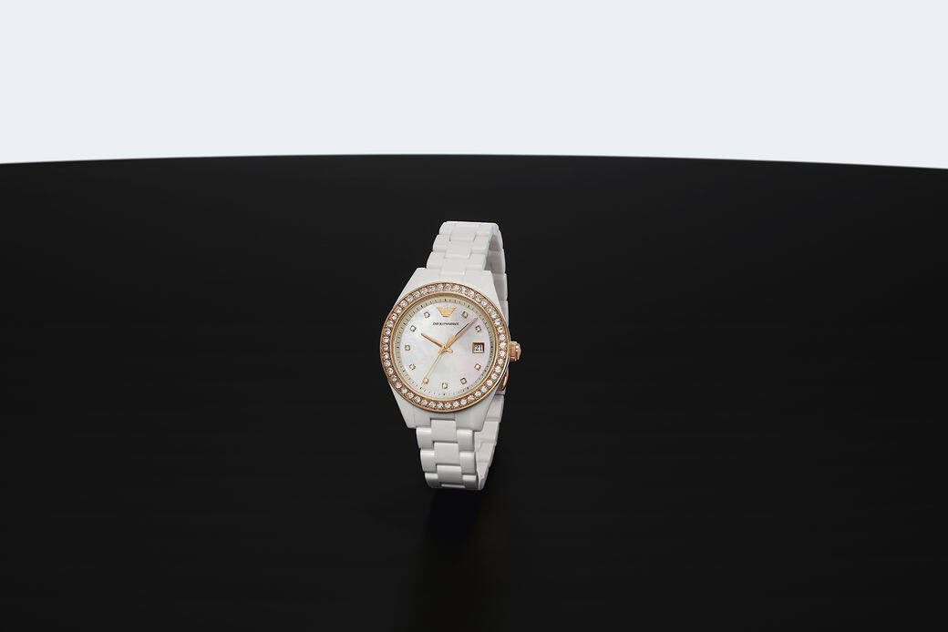 白色陶瓷材質簡約時尚，與亮白色珍珠貝母錶盤相映成趣，呈現別具一格