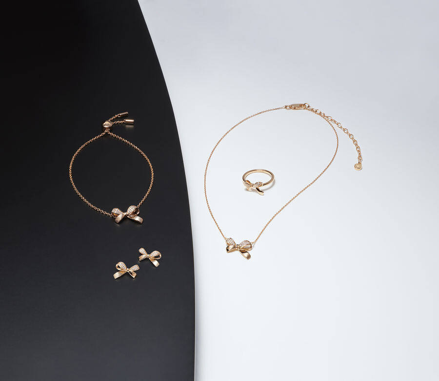 Emporio Armani今季還推出了一系列簡約而別致的新款珠寶單品，以創新工藝雕琢