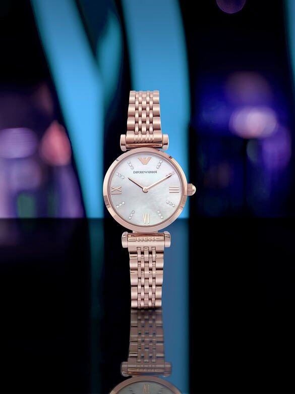 經典的滿天星腕錶配上玫瑰金色與銀白色錶盤，散發清麗脫俗的高貴魅