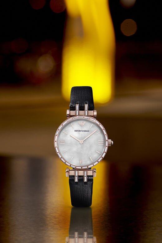 優雅嫵媚的滿天星腕錶今季加入了長方型閃石元素，演繹現代時尚美感。