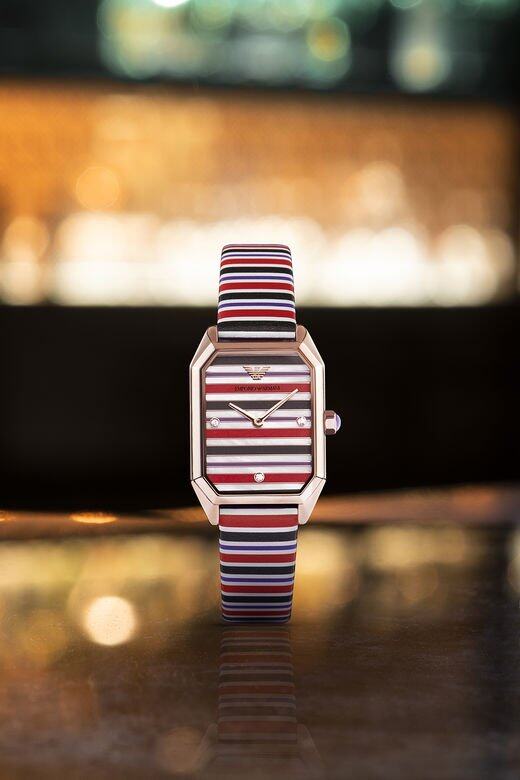 獨特的八角形錶身，加上四色間條錶身與皮革錶帶，令人一見難忘。