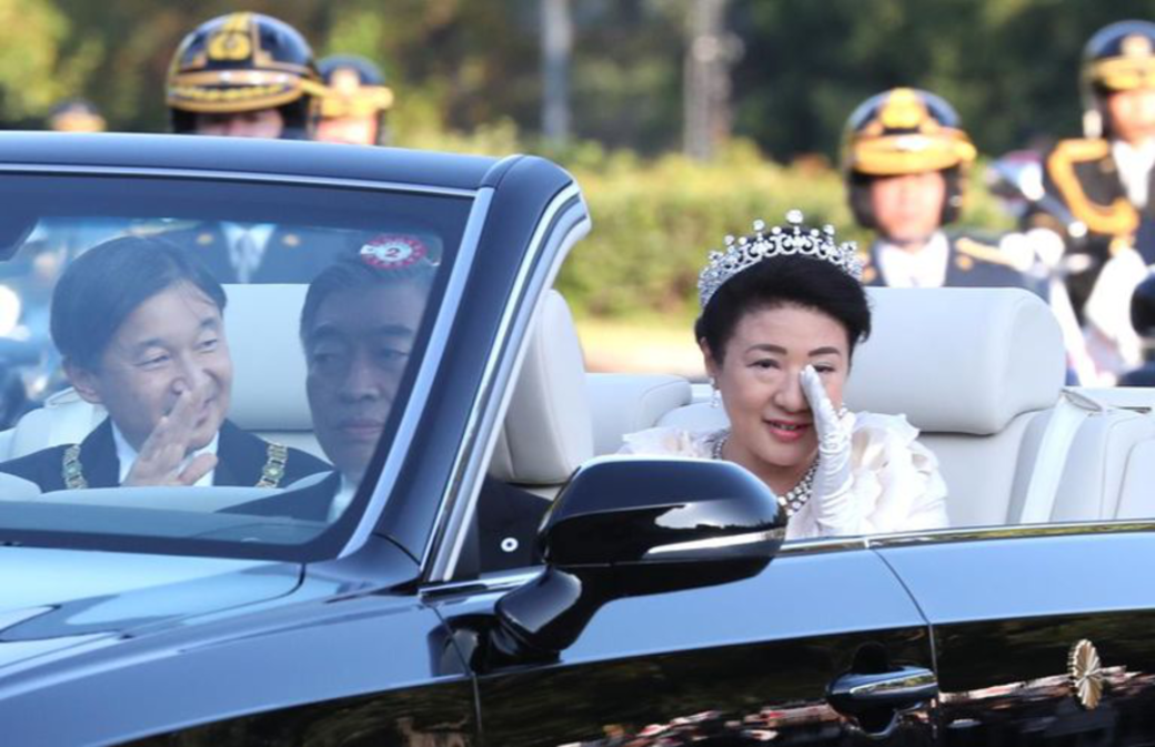 就在11月的慶典游行上，雅子皇后卻被鏡頭捕捉到了這樣一個畫面：坐在