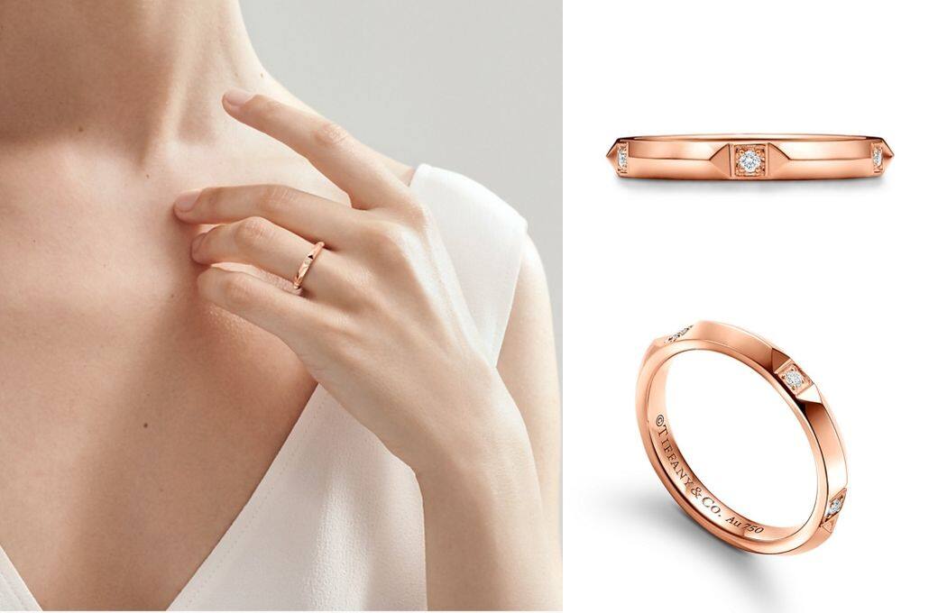 這款18K玫瑰金鑽石戒指鑲嵌了三顆圓形明亮式切割鑽石，並配以醒目
