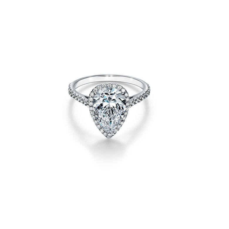 Tiffany Soleste® 訂婚戒指採用梨形主石，梨形鑽石在18世紀相當流行，據說代表喜悅