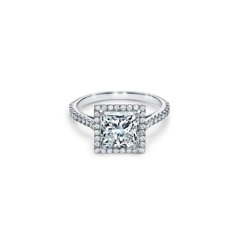 不少男士都偏向選擇圓鑽，但其實公主方鑽也普遍運用在求婚戒指中。Tiffany