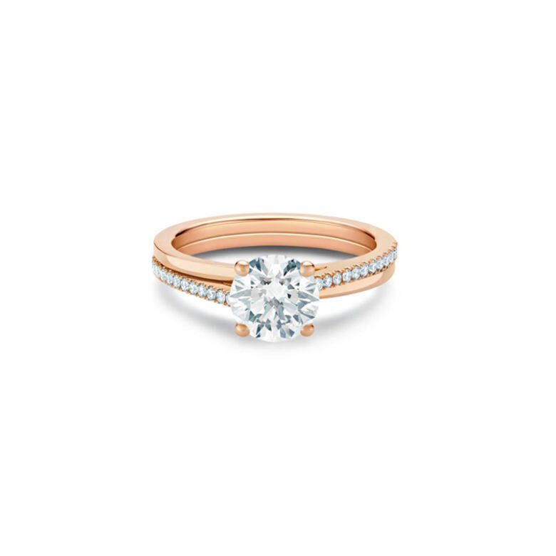 De Beers Promise玫瑰金圓形鑽石戒指由兩圈獨立的戒指構成，一圈是18K玫瑰金
