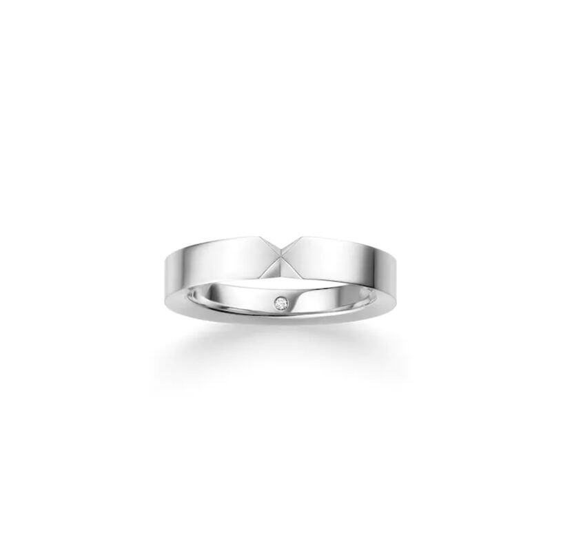 Triomphe De Chaumet結婚戒指因簡約低調的設計，容易配搭日常不同的造型。