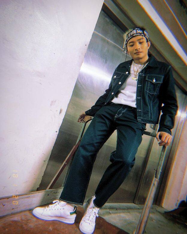 「華Dee」要駕馭牛仔服飾造型當然沒有難度!經典的藍白色牛仔服造型,固然 「華Dee」要駕馭牛仔服飾造型當然沒有難度!經典的藍白色牛仔服造型,固然