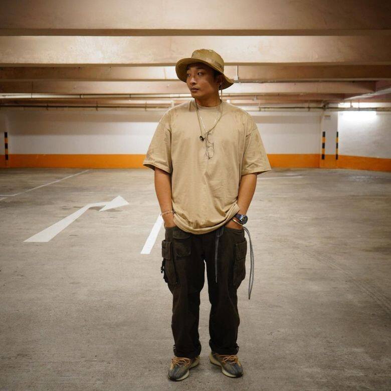 不同款式的帽子是Dee Gor是日常配搭中的必備單品之一,酒紅色「賊仔帽」和 不同款式的帽子是Dee Gor是日常配搭中的必備單品之一,酒紅色「賊仔帽」和