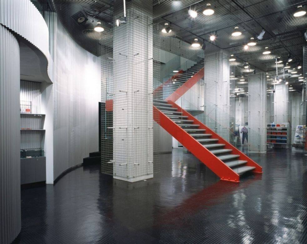 1983年在銅鑼灣興發街所設的品牌旗艦店,室內設計是由20世紀日本殿堂 1983年在銅鑼灣興發街所設的品牌旗艦店,室內設計是由20世紀日本殿堂