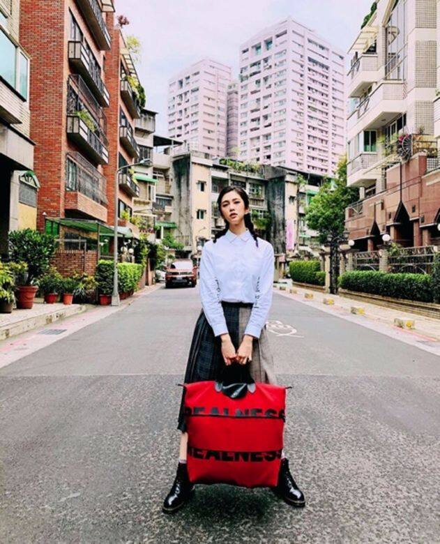 劉奕兒的私服非常貼地,一件白恤衫、格紋中長度傘裙、軍風短靴,散發舒服 劉奕兒的私服非常貼地,一件白恤衫、格紋中長度傘裙、軍風短靴,散發舒服