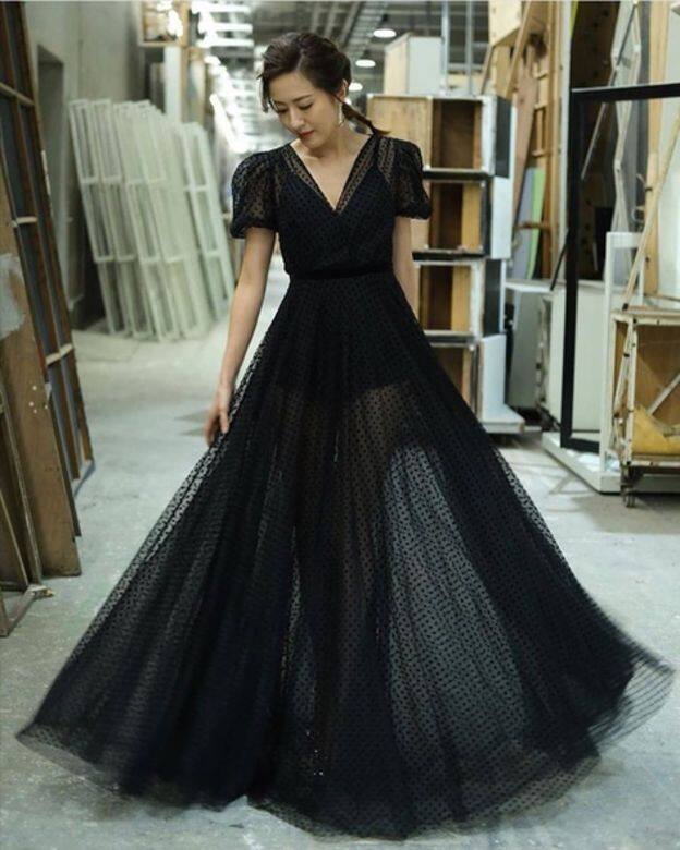 唐詩詠這件黑色小波點透視晚裝，出自烏克蘭WONA Concept，簡約的設計沒有傳統