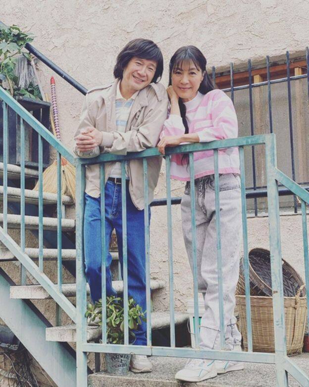 Evelyn回到80年代,留一頭樸實的長直髮,穿上了粉紅、白色間條的上衣,版型略 Evelyn回到80年代,留一頭樸實的長直髮,穿上了粉紅、白色間條的上衣,版型略