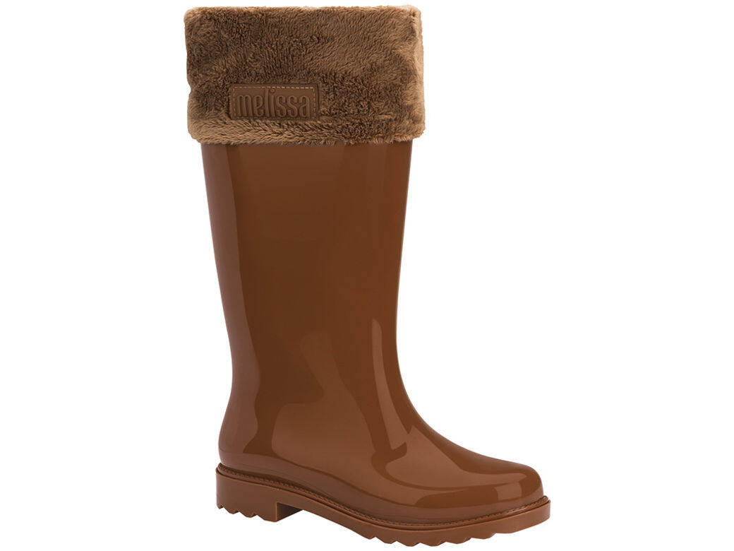 冬天下雨時有發生，這雙Melissa Rain Boot II將單調的雨靴變成時尚單品，品牌於防