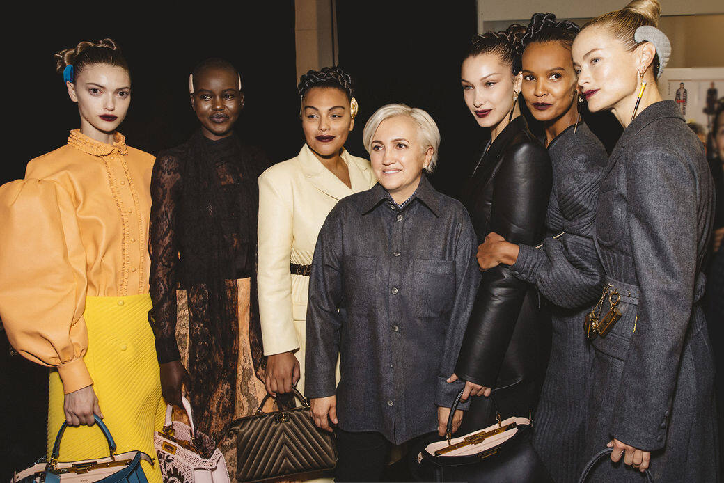 Silvia Venturini Fendi 與 2020 秋冬系列天橋展模特兒合照。 Silvia Venturini Fendi 與 2020 秋冬系列天橋展模特兒合照。