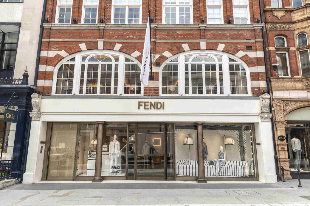 2001LVMH 成為了 Fendi 主要股東,10 年間品牌專門店發展到近 200 家。 2001LVMH 成為了 Fendi 主要股東,10 年間品牌專門店發展到近 200 家。