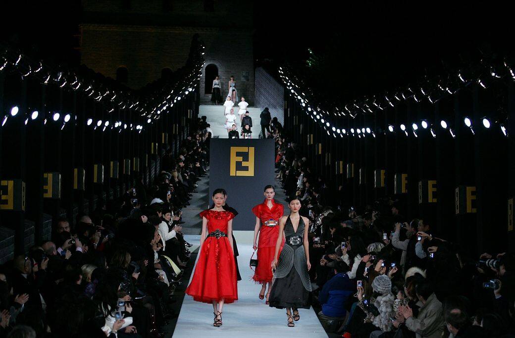 2007Fendi 花了約 270 萬歐元把 時裝騷搬上中國萬里長城。 Fendi 2007Fendi 花了約 270 萬歐元把 時裝騷搬上中國萬里長城。 Fendi