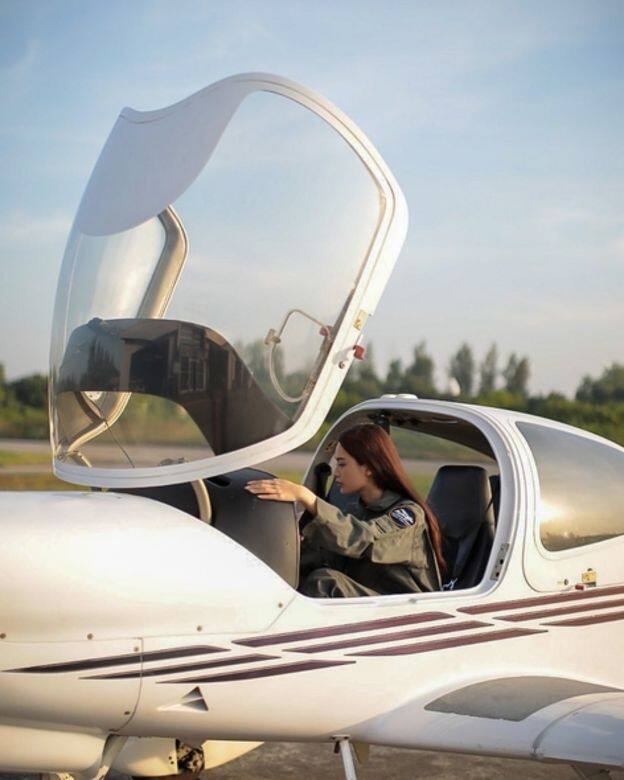 Fah不時在IG曬出當飛行員的工作照，讓大家看到她帥氣、專業的一面。Fah留