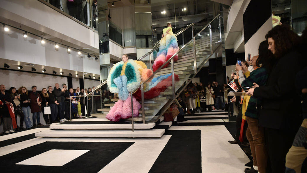 日本時裝設計師Tomo Koizumi在2019年2月紐約時裝周舉行處女時裝騷而一舉成