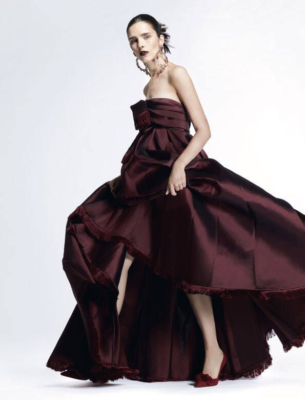 流蘇飾連身裙Dior閃石飾耳環Dolce &Gabbana麖皮高跟鞋Stuart Weitzman