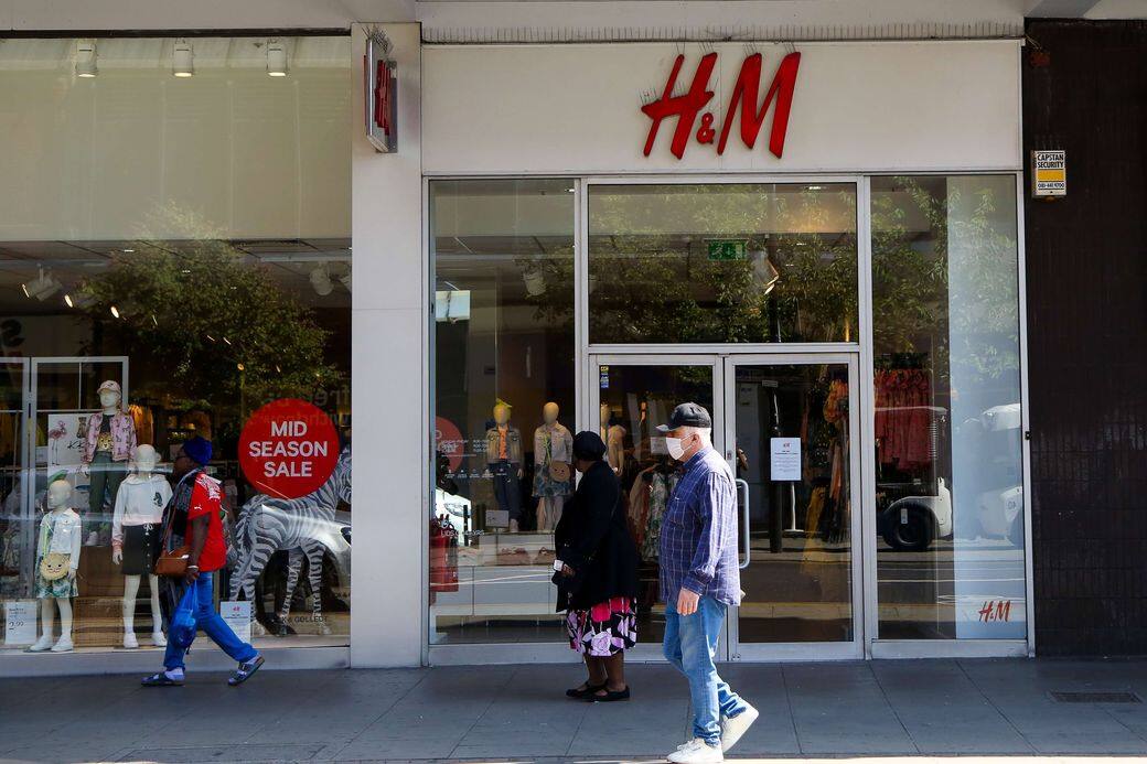 再者,在電子商務及網購大行其道的時代,可見實體店的存在價值漸漸貶 再者,在電子商務及網購大行其道的時代,可見實體店的存在價值漸漸貶