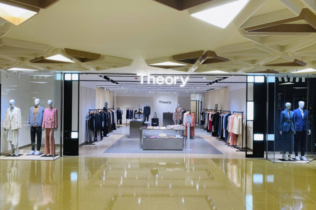 還有一個深受上班族喜愛的品牌就是Theory,以著重舒適度及功能性見稱的 還有一個深受上班族喜愛的品牌就是Theory,以著重舒適度及功能性見稱的