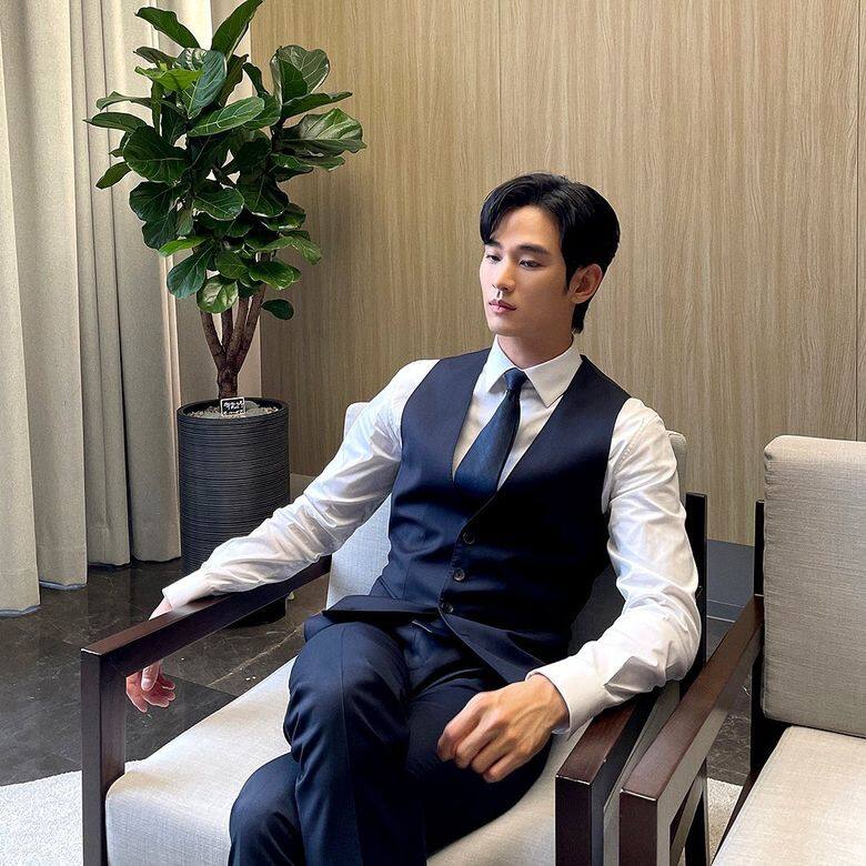 另一方面,成熟得體的西裝也難不倒金秀賢。梳起瀏海繫上領帶,紳士魅力 另一方面,成熟得體的西裝也難不倒金秀賢。梳起瀏海繫上領帶,紳士魅力