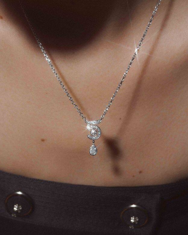 以Chanel N°5香水為靈感的Chanel Eternal N°5頸鏈，鐫刻Chanel女士的幸運數字，令珠寶與