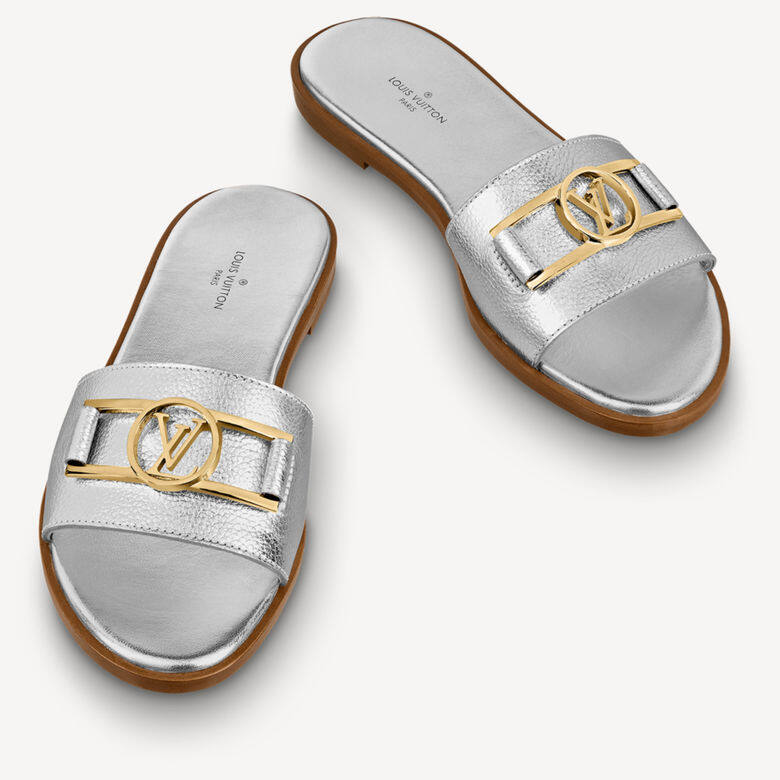 Louis Vuitton Lock It 平底拖鞋絕對是夏天必備的款式,鞋款配有寬闊的前搭帶,銀色 Louis Vuitton Lock It 平底拖鞋絕對是夏天必備的款式,鞋款配有寬闊的前搭帶,銀色