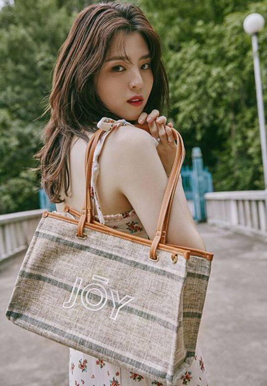 穿搭重點:甜美碎花連衣裙+焦糖色皮革帆布tote bag 不管是甜美、性感、清純,韓素希總是能詮釋的剛剛好!微微露背甜美碎花連衣裙超適合穿著跟男友一起渡假,搭配焦糖色皮革的帆布袋更添加朝氣感。 穿搭重點:甜美碎花連衣裙+焦糖色皮革帆布tote bag 不管是甜美、性感、清純,韓素希總是能詮釋的剛剛好!微微露背甜美碎花連衣裙超適合穿著跟男友一起渡假,搭配焦糖色皮革的帆布袋更添加朝氣感。