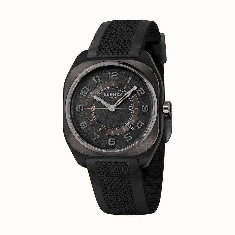 這款愛馬仕石墨烯複合腕錶擁有灰色分鐘刻度、黑金處理錶盤、磨砂陶瓷