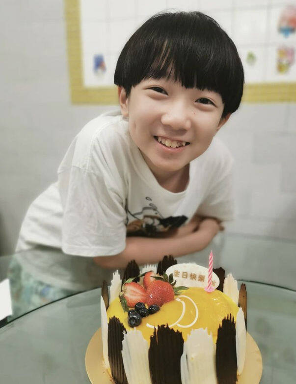 至於現今最多產的童星,熊倬樂(樂樂)可以穩佔一席位了,上月剛滿12歲的 至於現今最多產的童星,熊倬樂(樂樂)可以穩佔一席位了,上月剛滿12歲的