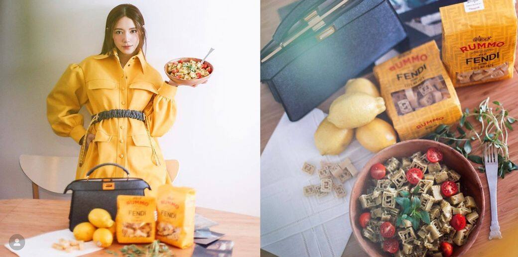 品牌今季的邀請函包括一份圖片集、Fendi家傳的檸檬香蒜醬配方,以及兩包 品牌今季的邀請函包括一份圖片集、Fendi家傳的檸檬香蒜醬配方,以及兩包