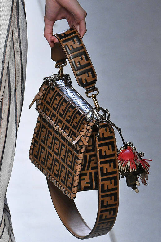 Fendi FF Logo最早出現在1965年,大家一定很好奇,兩個顛倒的英文字母到底是什 Fendi FF Logo最早出現在1965年,大家一定很好奇,兩個顛倒的英文字母到底是什