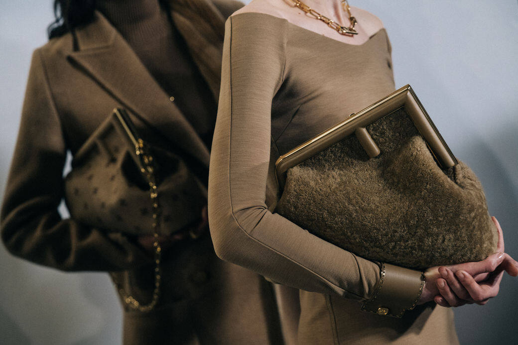 Fendi First手袋最大的特色就是將「F」字母植入柔軟手提包的開口框架中,「F」字 Fendi First手袋最大的特色就是將「F」字母植入柔軟手提包的開口框架中,「F」字