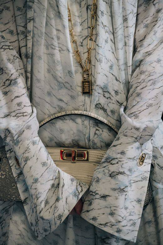 他的首個成衣作品就是Fendi 2021年秋冬女裝系列,以品牌家族的五姊妹作靈 他的首個成衣作品就是Fendi 2021年秋冬女裝系列,以品牌家族的五姊妹作靈