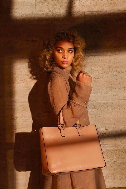品牌命名為FF Tote的袋款,為Fendi 2020年早春系列的全新袋款。 品牌命名為FF Tote的袋款,為Fendi 2020年早春系列的全新袋款。