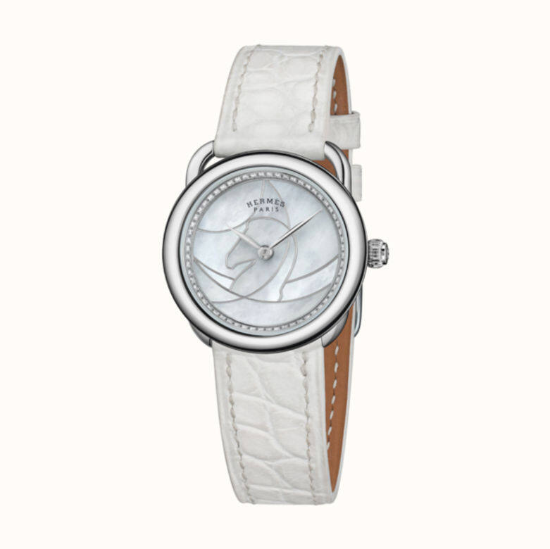 Arceau Cavales手錶擁有28mm直徑錶盤，以珍珠母貝拼出抽象馬形圖案，60粒美鑽圍
