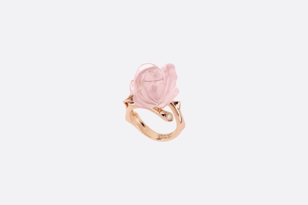 Rose Dior Pré Catelan系列是從 Dior 先生的幸運之花中汲取設計靈感，以玫瑰金指環襯
