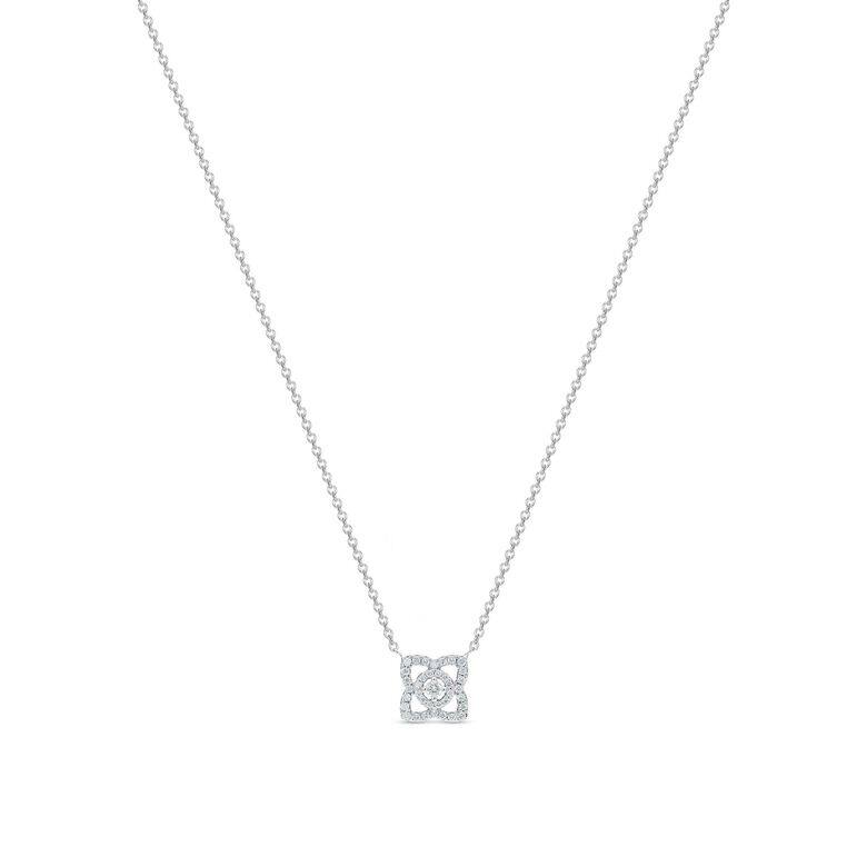 De Beers「Enchanted Lotus」這系列靈感源於蓮花的出淤泥而不染,採用天然鑽石和珍珠貝 De Beers「Enchanted Lotus」這系列靈感源於蓮花的出淤泥而不染,採用天然鑽石和珍珠貝