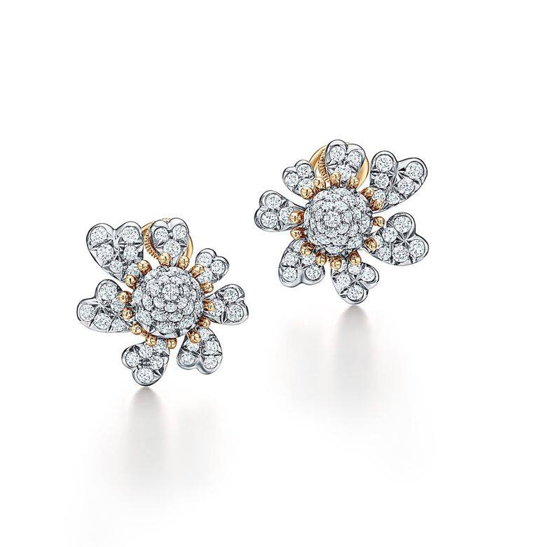 Tiffany & Co. 獨特的花卉夾式耳環，設計師從異國遊歷中遇見的自然美景中取得